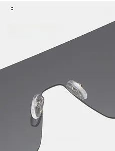 Détail des plaquettes de nez confortables en silicone sur les lunettes de soleil
