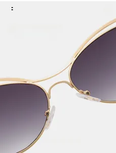 Détail des plaquettes de nez sur lunettes œil de chat dorées avec verres dégradés