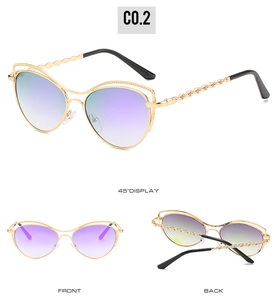 Détail de lunettes de soleil œil de chat avec branches dorées et verres dégradés violets