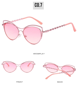 Trois vues de lunettes chat avec verres roses dégradés et montures métalliques
