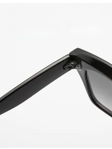 Détail de la charnière en métal argenté renforcé sur les lunettes de soleil noires carrées