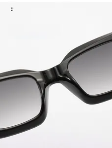 Détail des plaquettes de nez intégrées pour lunettes de soleil carrées noires confort