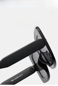 Détail macro de la monture de lunettes de soleil en acétate avec charnière et numéro de modèle
