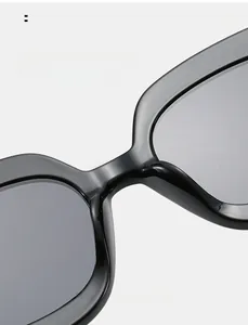 Détail macro des plaquettes de nez intégrées sur les lunettes de soleil carrées noires