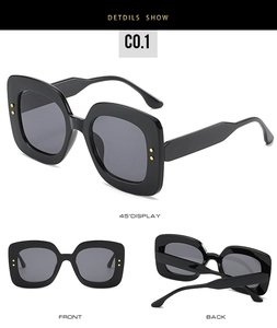Détails de lunettes de soleil carrées noires avec rivets dorés et verres polarisés
