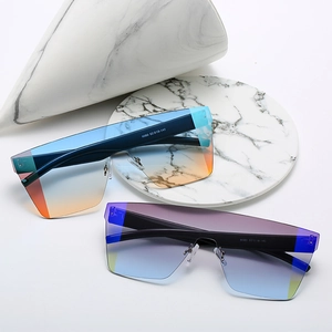 Lunettes de soleil bouclier dégradées surdimensionnées bleu-orange et violet-bleu chic
