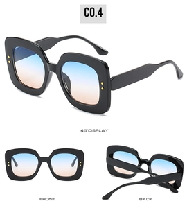 Vue sous trois angles de lunettes de soleil carrées avec monture noire et verres dégradés