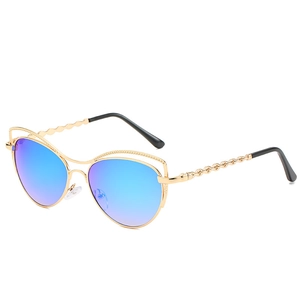 Lunettes de soleil œil de chat dorées avec verres dégradés bleus et branches chaîne