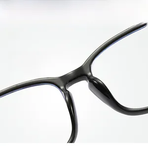 Dettaglio del ponte nasale integrato su montatura nera lucida per un comfort ottimale