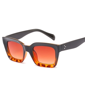 Lunettes de soleil carrées rétro avec monture écaille noire et verres dégradés orange