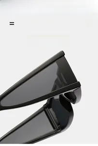 Détail d'une monture de lunettes de soleil carrée noire légère et très élastique
