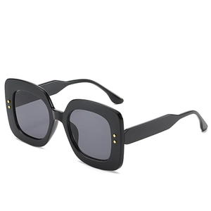 Lunettes De Soleil Carrées Surdimensionnées Femmes Protection UV400 Monture PC Verres AC Extérieur Voyage Tendance Rétro Rivets
