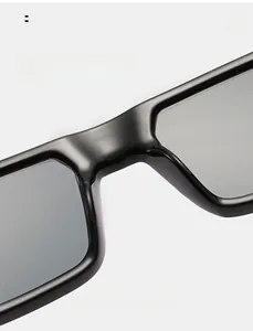 Vue détaillée des plaquettes de nez intégrées sur les lunettes de soleil noires oversize