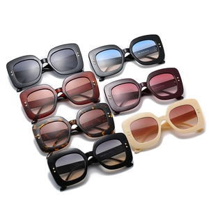 Lunettes de soleil carrées oversize en sept coloris avec accents de rivets dorés élégants