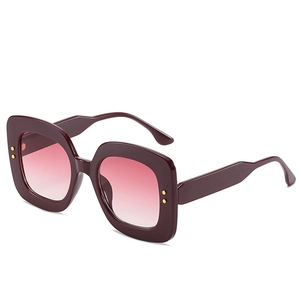 Lunettes de soleil carrées bordeaux surdimensionnées avec verres dégradé rose et rivets dorés