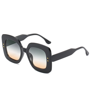 Lunettes de soleil carrées oversize avec verres dégradés et rivets dorés