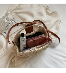 Draufsicht auf offene Strohtasche mit viel Platz für Handy und Geldbörse für den Urlaub