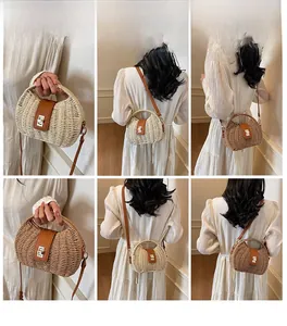 Modell mit Strohhandtaschen in Beige und Braun zeigt verschiedene Tragemöglichkeiten