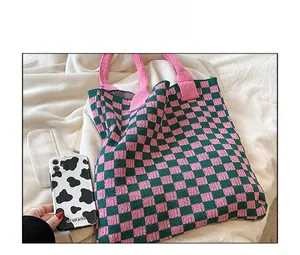 Vue à plat du sac cabas en maille damier rose et vert montrant la texture et la taille