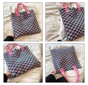 Détail du sac cabas en maille damier vert et rose montrant la texture et l'anse