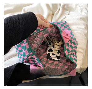 Vue intérieure montrant la grande capacité du sac fourre-tout en tricot à damier rose et vert