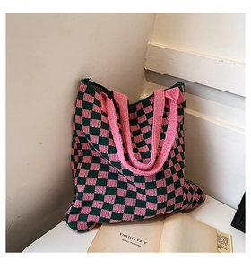 Vue détaillée du sac cabas en tricot à damier vert et rose dans un cadre décontracté