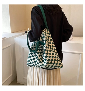 Détail du grand sac cabas en maille à damier vert avec bandoulière confortable