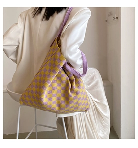 Détail du sac cabas en maille à damier violet et jaune avec tissage haute densité