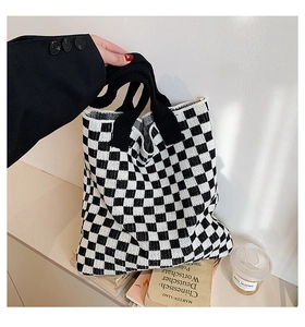 Détails du cabas en maille à damier noir et blanc avec des poignées tissées épaisses