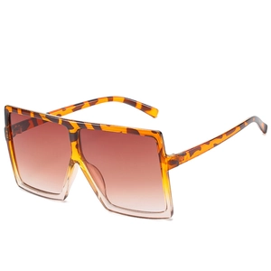 Oversized square sunglasses with leopard tortoise frame and brown gradient lenses