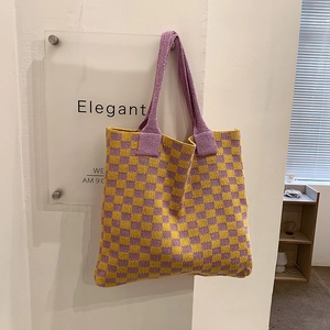 Grand sac cabas en tricot à damier violet et jaune avec large bandoulière confortable