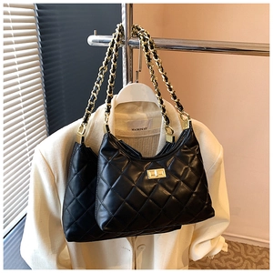 Détail du sac matelassé noir classique avec fermoir doré et bandoulière en chaîne élégante