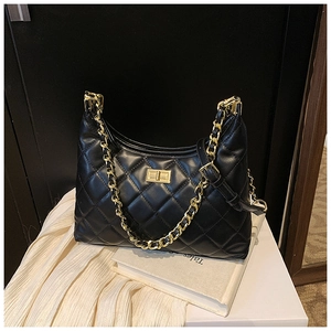 Détail du sac en cuir matelassé noir avec chaîne dorée et fermoir rotatif carré