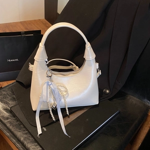 Sac à main blanc élégant avec nœud, sangle en perles et pendentif cœur de style hobo chic