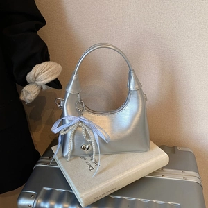 Sac à main croissant argenté avec nœud bleu, perles et pendentif en métal