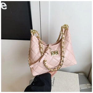 Sac bandoulière rose en cuir matelassé avec chaîne dorée élégante et fermoir en métal