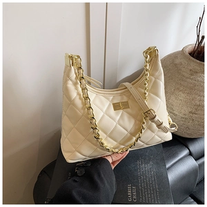 Sac à bandoulière matelassé crème avec chaîne dorée et fermoir en décor élégant