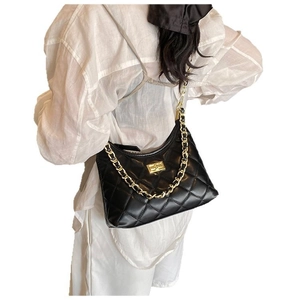 Sac à bandoulière matelassé noir avec chaîne dorée et fermoir rotatif métallique chic