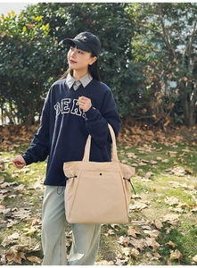 Detail der beige Canvas-Tasche mit verstellbarem Kordelzug und Druckknopfverschluss