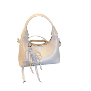 Sac à main hobo demi-lune blanc avec nœud élégant et pendentif en perles