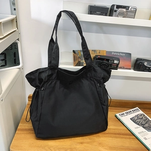 Große schwarze Nylon-Tragetasche mit Tunnelzug an der Seite für den täglichen Pendelverkehr
