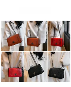 Vues multiples d'un sac bandoulière vintage gaufré avec une bandoulière en chaîne métal