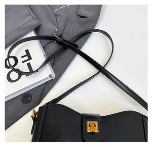 Nahaufnahme der schwarzen Retro-Beuteltasche mit Wellenöffnung und Goldverschluss