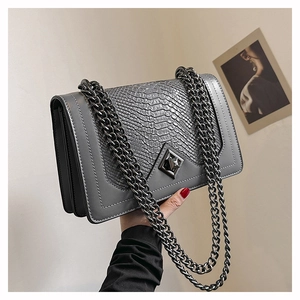 Détails de sac bandoulière gris avec rabat à motif serpent et chaîne en métal foncé