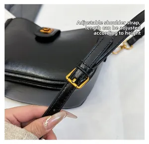 Detailansicht des verstellbaren Lederriemens mit goldener Schnalle der Tasche