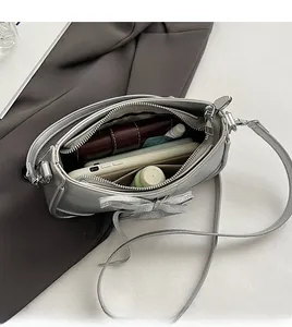 Silberne Schleifen-Tasche mit Innenraum für Telefon und Make-up-Aufbewahrung