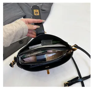 Innenansicht der schwarzen Leder-Beuteltasche mit geräumigen Fächern und Metallverschluss