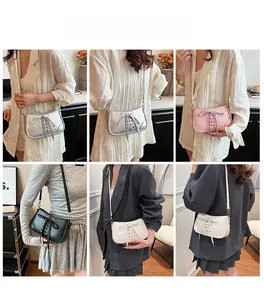 Details der trendigen Baguette-Tasche mit schickem Schnürdesign und verstellbarem Riemen