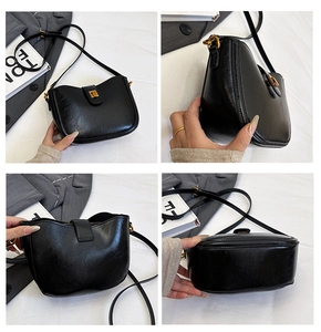 Detailansichten einer schwarzen Lackleder-Beuteltasche mit goldener quadratischer Schnalle