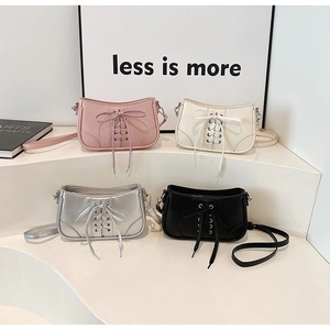 Schultertaschen mit Schleifen in Rosa, Weiß, Silber und Schwarz in der Übersicht